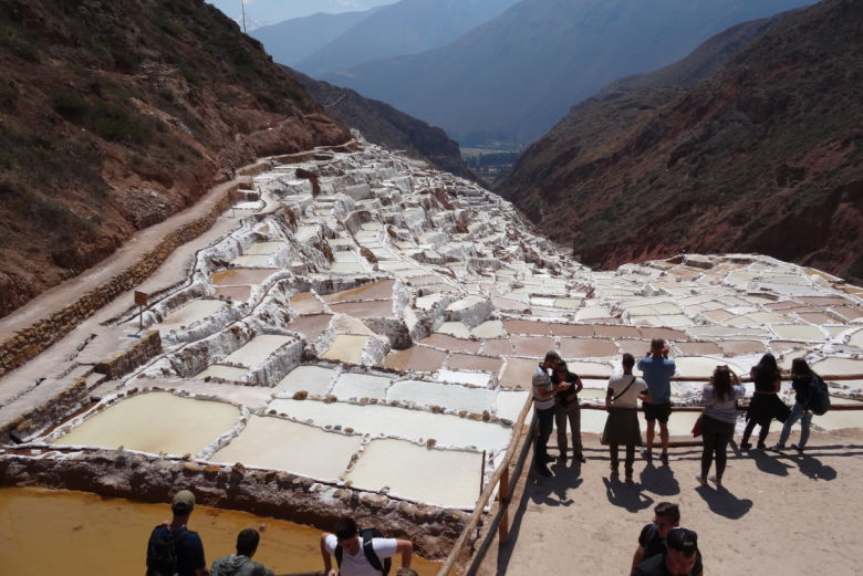 Turistas conocen las Salineras de Maras en Cusco