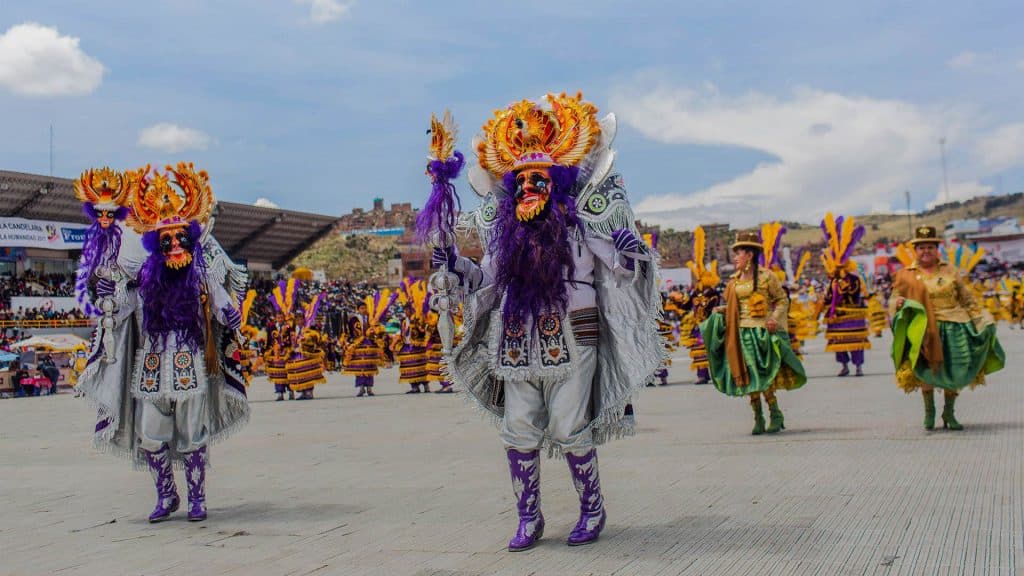 Los bailarines invaden las calles de la ciudad de Puno al ritmo de diferentes danzas