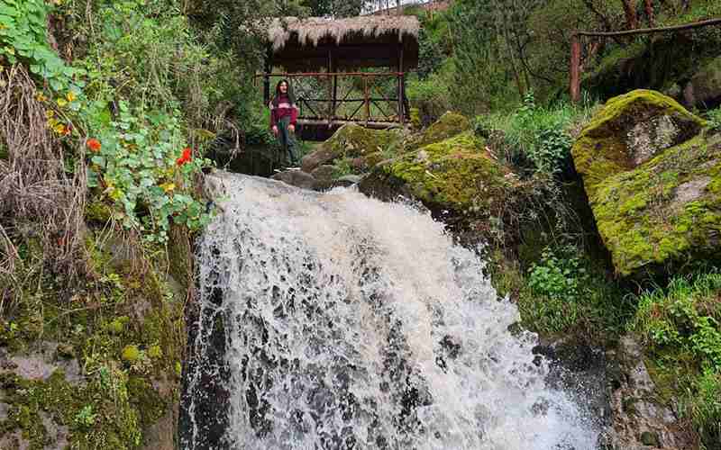 Visitantes conociendo Los Farallones de Tecsecocha